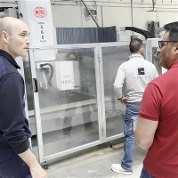 ¿Cuál es la capacidad de corte por hora de una máquina de corte de puente CNC?